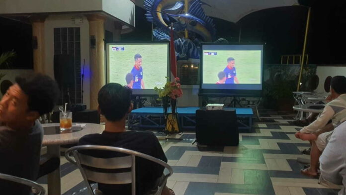 Wisatawan Nobar Timnas di Hotel Krisna Pangandaran
