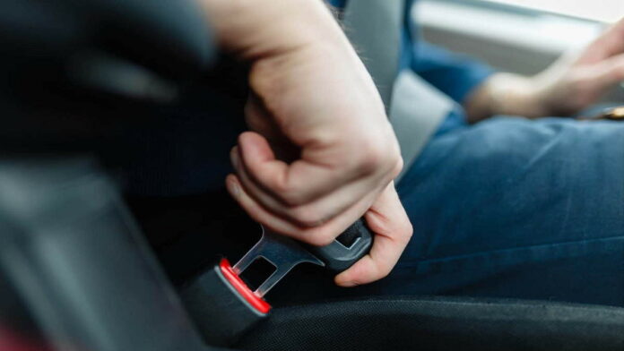 Pasang Seat Belt Jok Belakang, Berikut Ini Tujuan dan Manfaatnya!