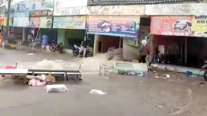 Akibat Tanggul Selokan Jebol, 3 Toko di Terminal Ciamis Terendam Banjir