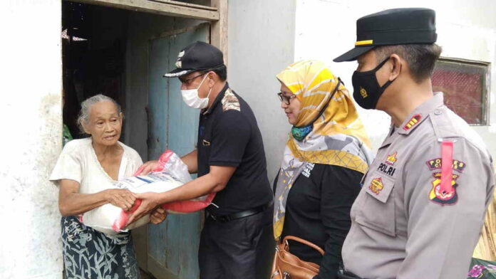 Camat Banjarsari Ciamis Beri Sembako untuk Korban Rumah Ambruk