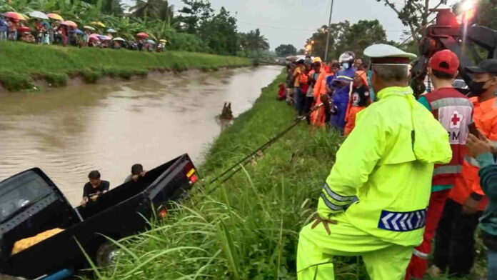 Diduga Hendak Menyalip, Mobil Pick Up di Kota Banjar Oleng Masuk Irigasi