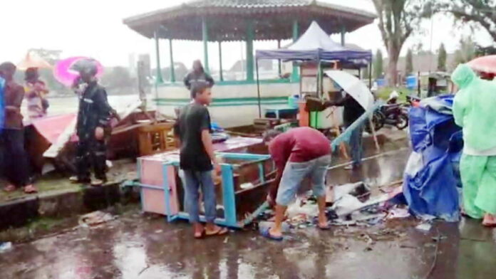 Hujan Angin Kencang Rusak Warung dan Roda Pedagang di Tasikmalaya
