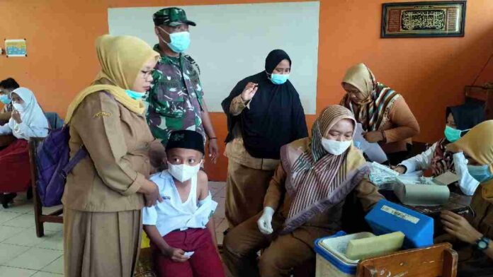 Anak sekolah di Kutawaringin