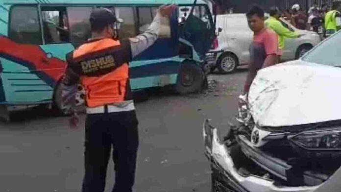 Kendaraan terlibat tabrakan beruntun