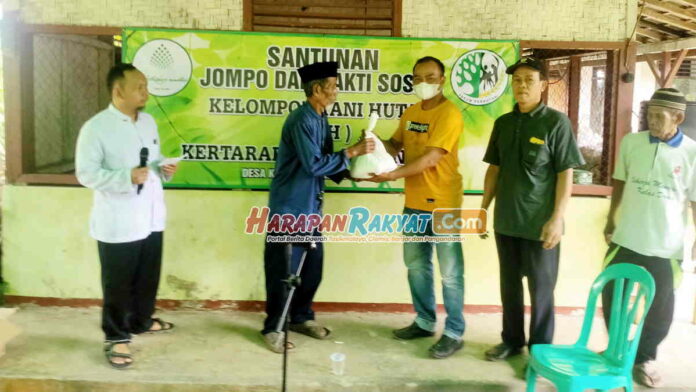 KTH Kertaharja Juga Bagikan Sembako di Ciamis