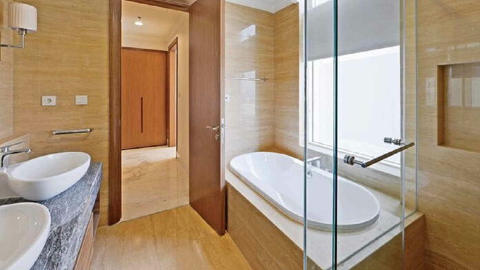 Lantai Kamar Mandi Motif Kayu Desain Cantik, Elegan dan Kekinian