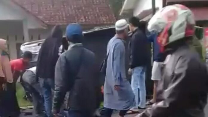 Mobil Bak Terbuka Terbalik di Tasikmalaya