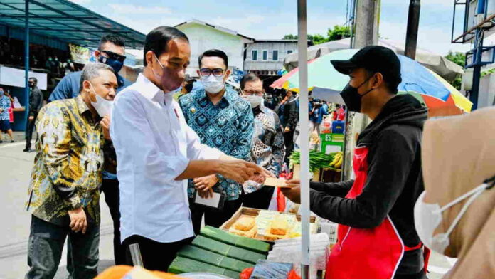 Presiden dan Gubernur Jabar Salurkan BLT ke Pedagang Pasar Sederhana