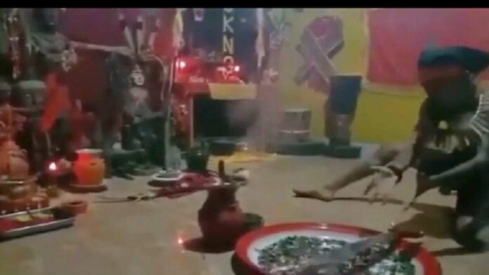 Pria Pamerkan Kekuatan Mistis, Bisa Buat Mandau Melayang, Apa Itu?