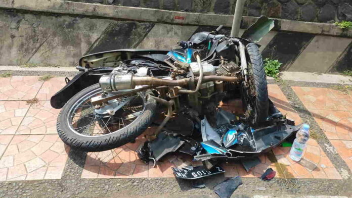 Tabrakan dengan Minibus, Pemotor di Kota Banjar Alami Luka Serius