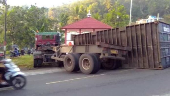 Truk Pengangkut Peti Kemas