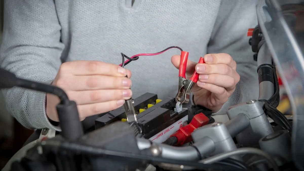 Aki Motor Tidak Menyimpan Setrum, Ini Penyebab dan Pencegahannya!