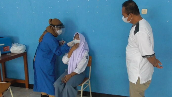 Antisipasi Omicron, Pelajar SMAN 1 Banjarsari Ciamis Jalani Swab