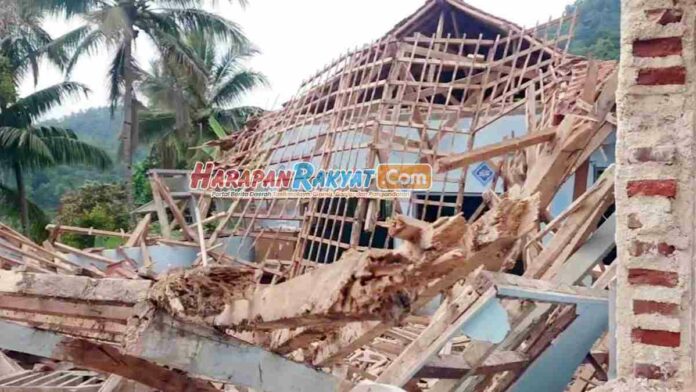 Bangunan MI di Tasikmalaya Ambruk Rata dengan Tanah