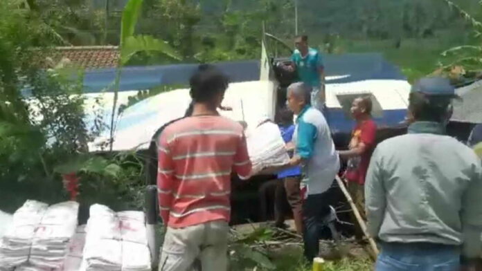 Bus Merdeka Hantam Rumah Warga di Tasikmalaya Lalu Terguling