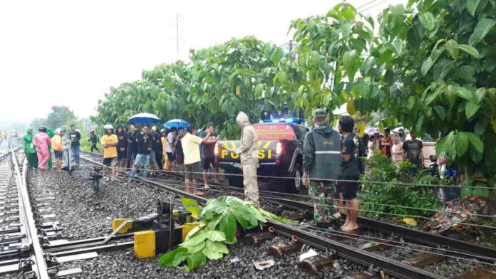 Emak-emak di Tasikmalaya Tewas Terserempet Kereta Api