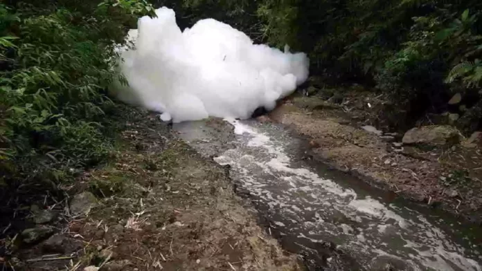 Fenomena Air Sungai Berbusa di Gowa Viral, Ternyata Ini Penyebabnya!