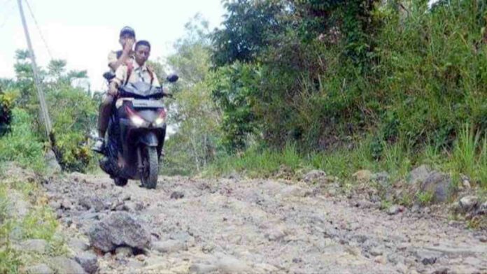 Jalan Jatiwaras Rusak Parah