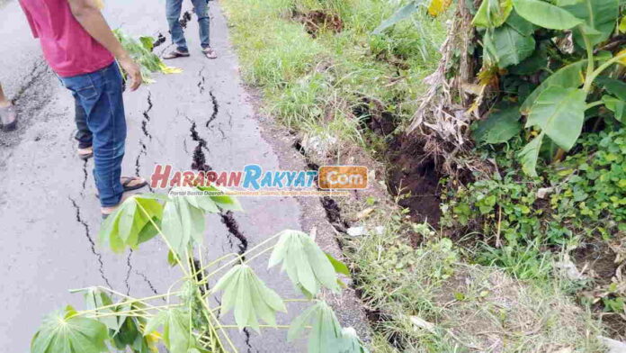 Jalan Retak dan Ambles di Pamarican Ciamis Bahayakan Pengendara