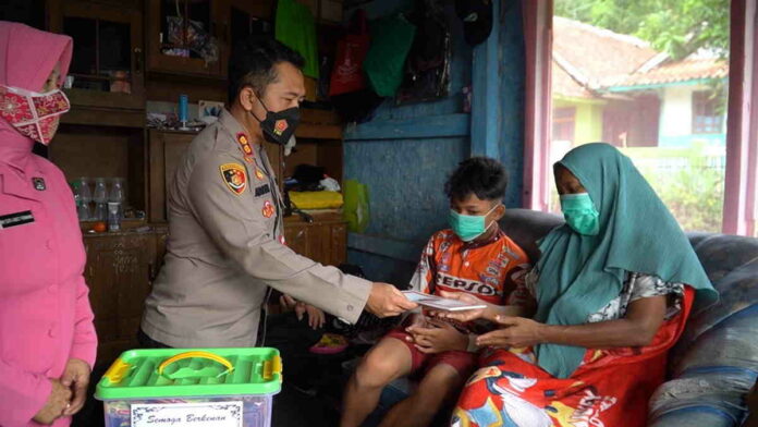 Kisah Pilu Pelajar SMP di Tasikmalaya Cari Kayu Bakar untuk Obati Ibunya