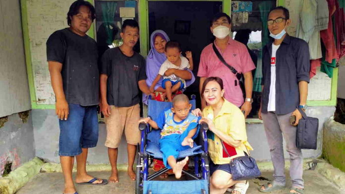 Mata Hati Banjarsari Ciamis Beri Bantuan Kursi Roda untuk Anak Lumpuh