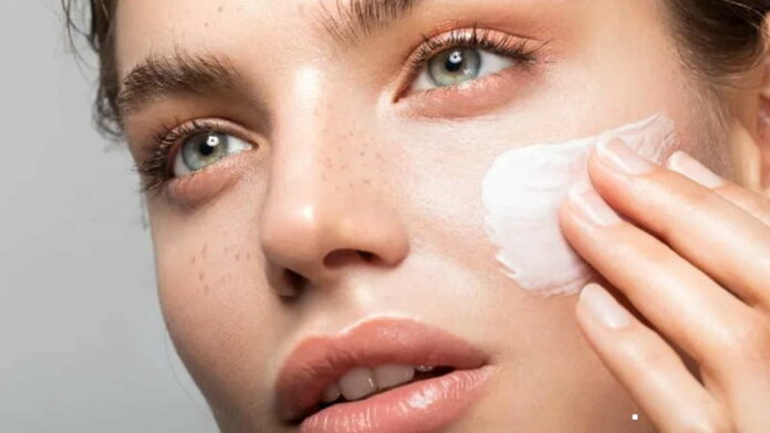 Moisturizer untuk Kulit Kering Agar Tampak Lebih Lembab, Begini Tipsnya