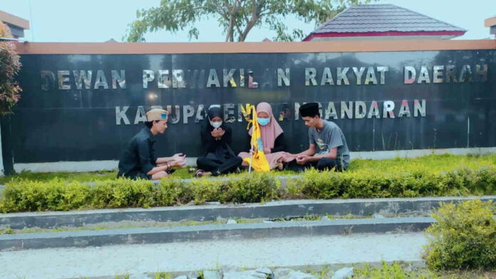 Sindir Kinerja DPRD, PMII Pangandaran Takziah di Depan Gedung Dewan