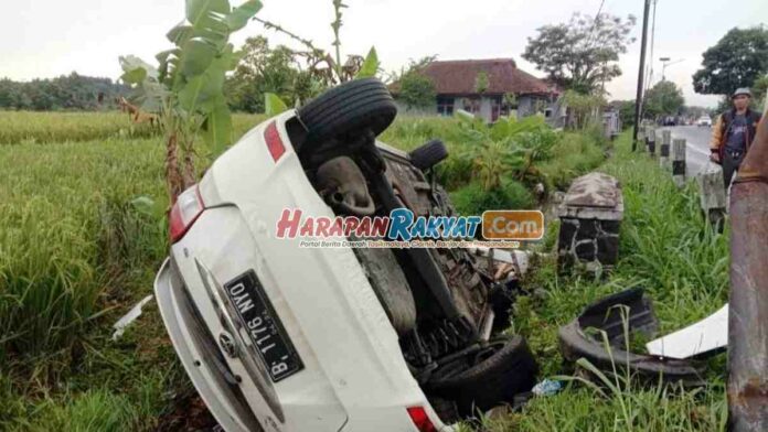 Toyota Yaris Terguling Masuk Parit di Cihaurbeuti Ciamis