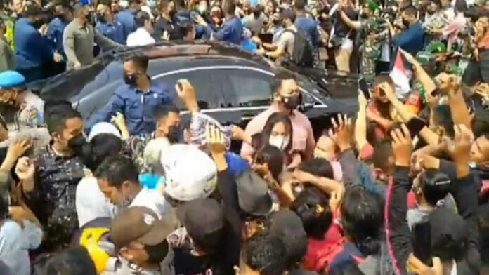 Viral Lautan Manusia Rebutan Kaos Jokowi