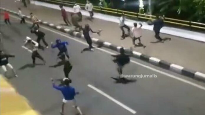 Viral! Pakai Celurit, Tawuran 2 Kelompok Remaja di Jaktim Bikin Resah