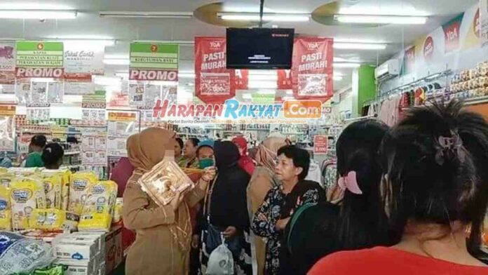 Wanita Berseragam PNS di Ciamis Ikut Antre Minyak Saat Jam Kerja