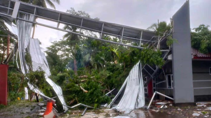 Angin Beliung Hancurkan Tol Gate Batu Hiu Pangandaran