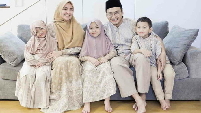 Baju Couple Lebaran Sekeluarga Agar Tampak Kompak dan Serasi