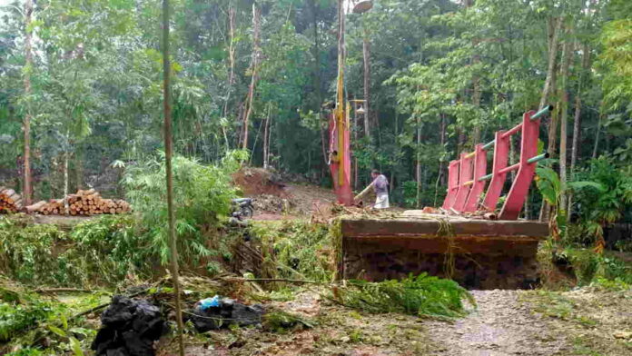 Banjir Bandang di Desa Ciganjeng Pangandaran, Jembatan Desa Putus