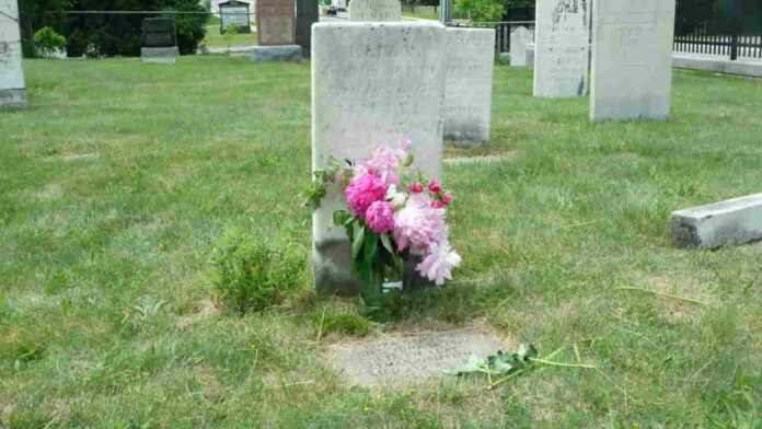 Bocah Kunjungi Makam Ibu Viral di Media Sosial, Bikin Hati Jadi Terharu!