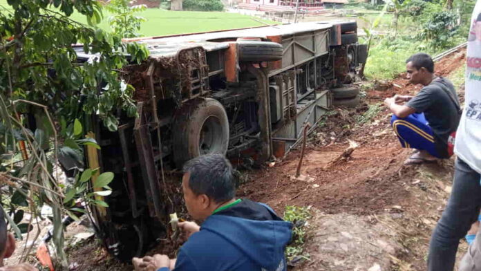 Bus Pariwisata Bermuatan Santri