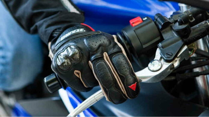 Cara Menarik Gas Motor yang Benar Saat Berada di Jalan Raya