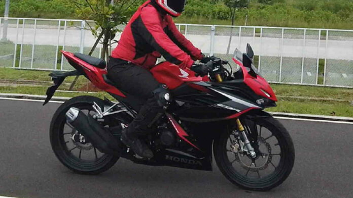 Cara Mengerem Motor Kopling dengan Aman di Tikungan
