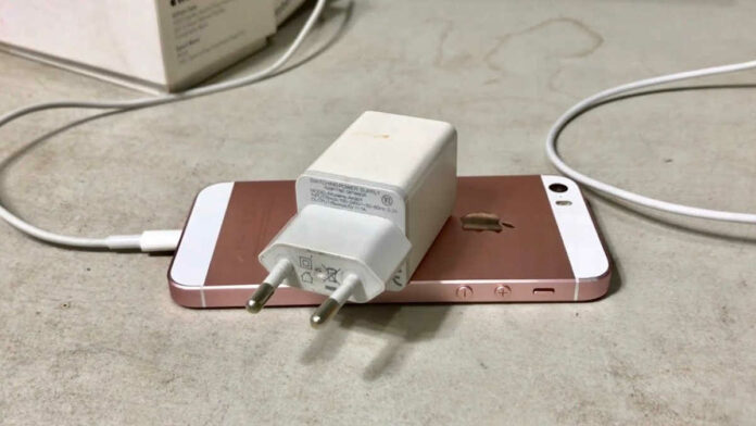 Cas iPhone Pakai Charger Android Apakah Boleh? Begini Jawabannya