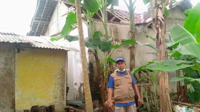 Disapu Angin Kencang, Atap Rumah Warga Cicapar Ciamis Ambruk