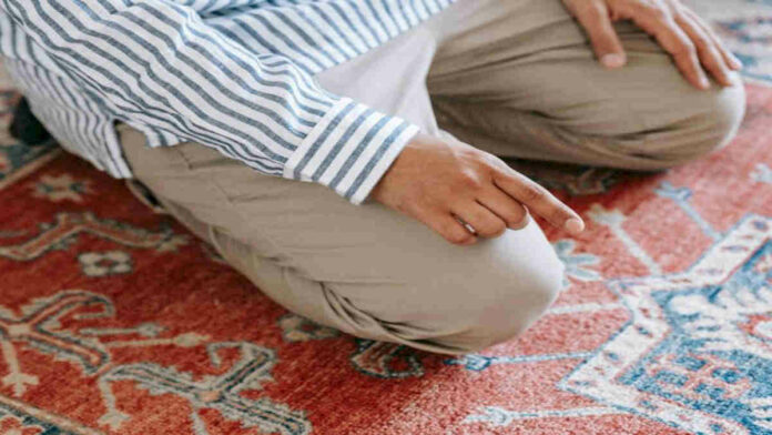 Doa Tahiyat Akhir Lengkap dengan Arti, Faedah, dan Bacaan Setelahnya