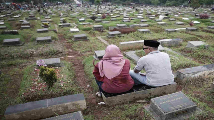 Doa Ziarah Kubur, Berikut Lafadz dan Arti yang Mudah untuk Dihafalkan