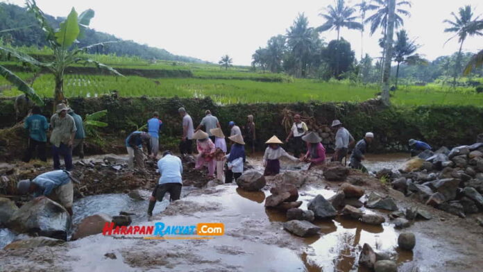 Warga Cipaku Ciamis Gotong Royong