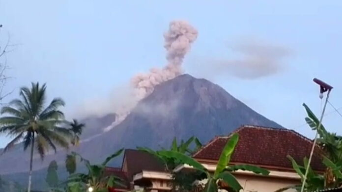 Gunung Semeru Erupsi