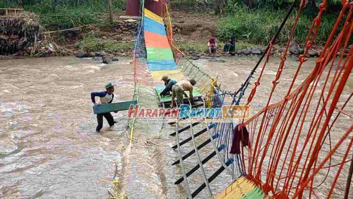 Jembatan Gantung Ambruk Puluhan Santri di Ciamis Luka-luka