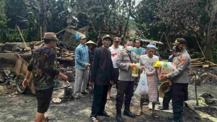 Kakek di Tasikmalaya yang Rumahnya Terbakar Dapat Bantuan Sembako