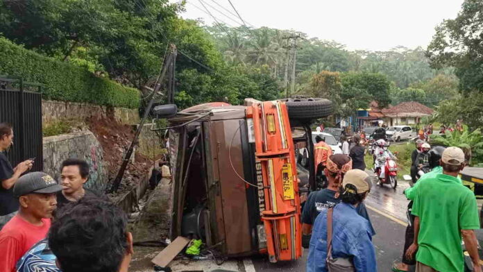 Kronologi Truk Tangki Pengangkut Minyak Goreng Terguling di Ciamis