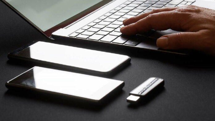 Menaruh HP di Atas Laptop