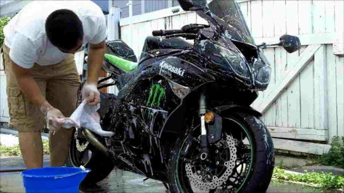 Menghitamkan Body Motor Kusam, Berikut Ini Cara yang Paling Ampuh!