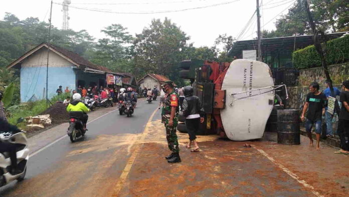 Mobil Tangki Pengangkut Minyak Goreng Terguling di Alinayin Ciamis